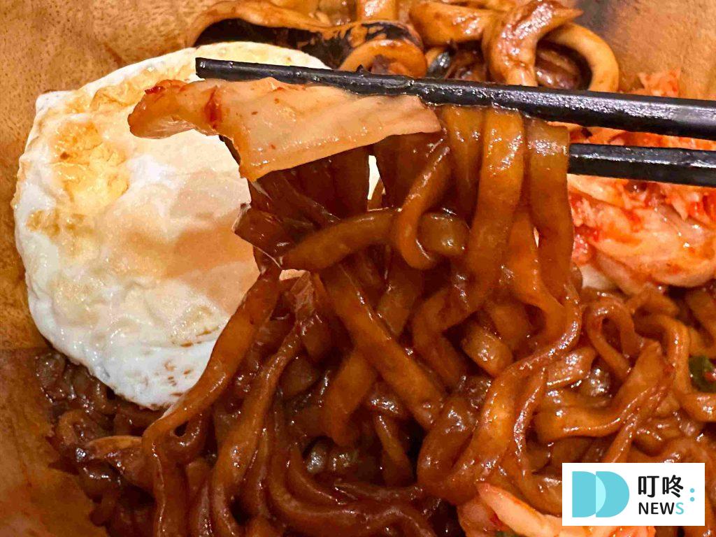 【韓國辛拉麵、炸王炸醬麵、安城湯、農心泡麵開箱推薦】試吃評價心得,口味介紹不藏私公開! 炸王炸醬麵_泡菜