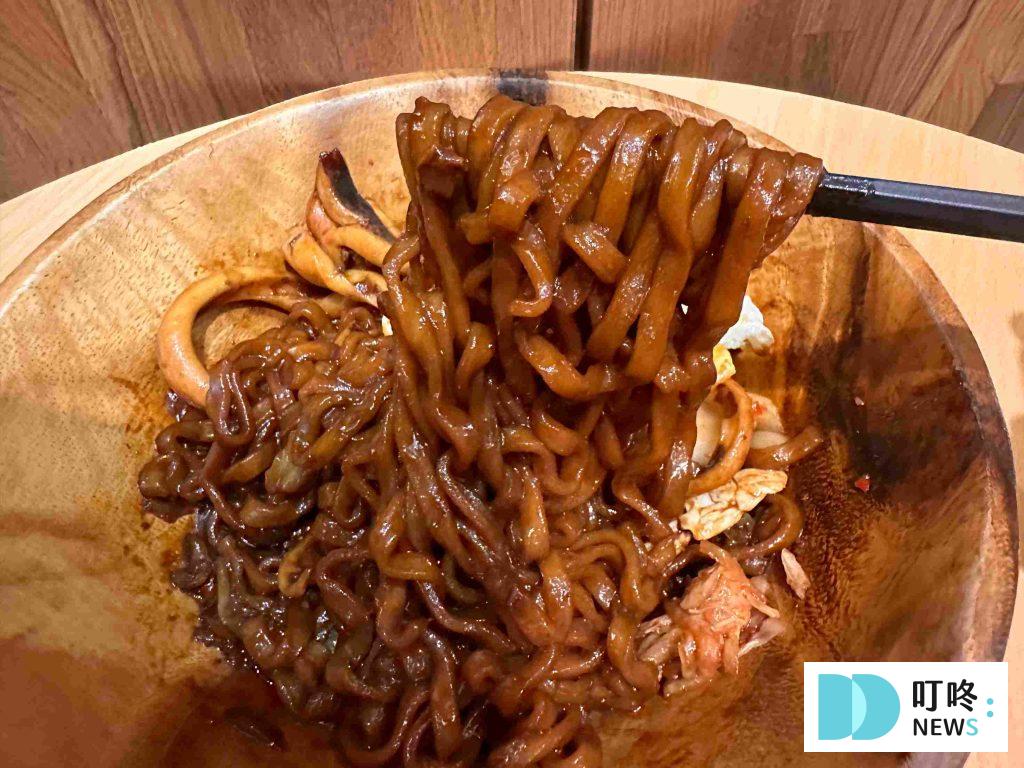 【韓國辛拉麵、炸王炸醬麵、安城湯、農心泡麵開箱推薦】試吃評價心得,口味介紹不藏私公開! 炸王炸醬麵_麵體