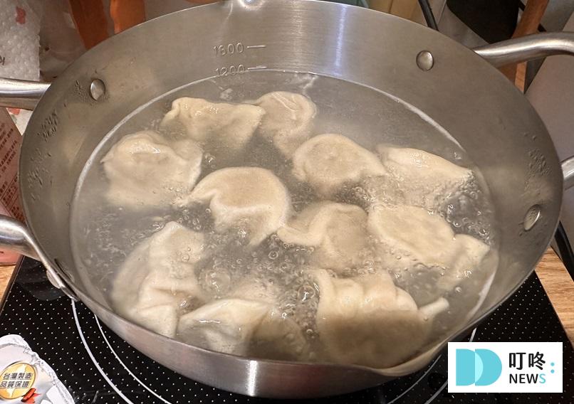 【曾餃子】冷凍水餃開箱:用料扎實、湯汁四溢的爆漿豬肉水餃真心大推! 曾餃子烹煮