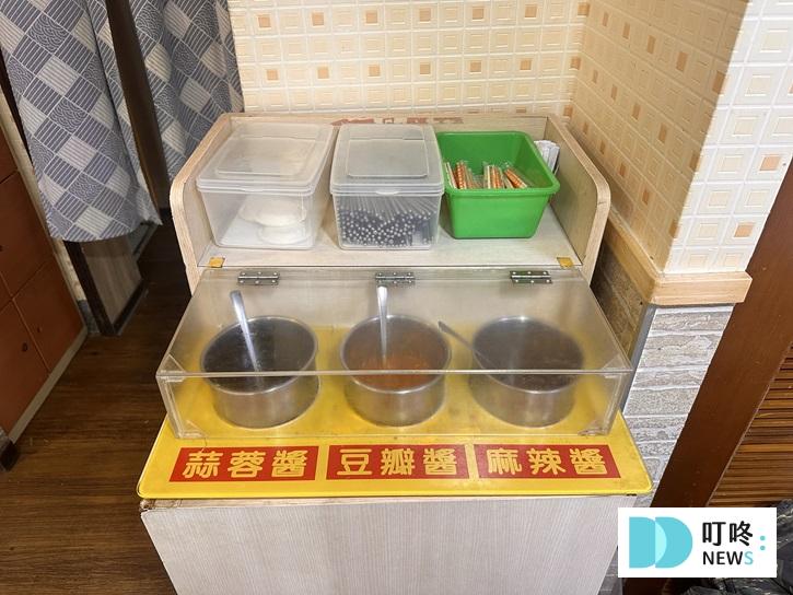 喜鍋屋|最新菜單、非業配評價、訂位電話、交通、超完整懶人包!新北中永和 在地人必推的人氣小火鍋店! 喜鍋屋 醬料區