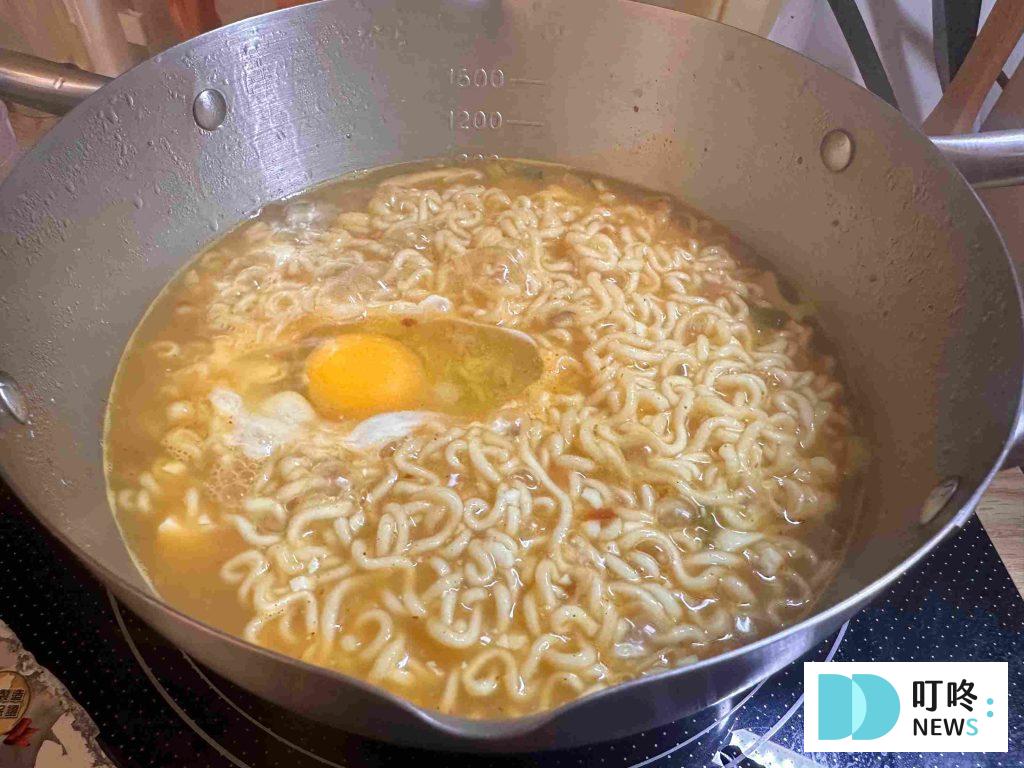 【韓國辛拉麵、炸王炸醬麵、安城湯、農心泡麵開箱推薦】試吃評價心得,口味介紹不藏私公開! 辛拉麵烹煮+蛋
