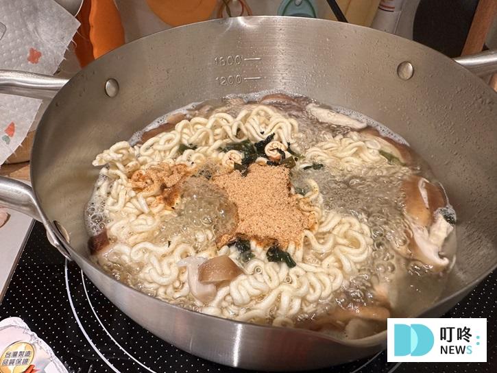 【韓國浣熊炸醬麵】浣熊炸醬麵開箱評價!韓式炸醬特有的黑色醬體,絕對值得一試! 浣熊海鮮烹煮