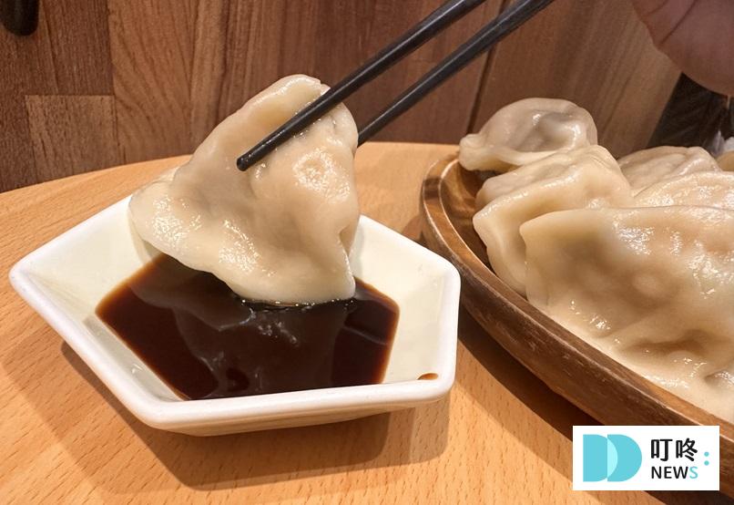 【曾餃子】冷凍水餃開箱:用料扎實、湯汁四溢的爆漿豬肉水餃真心大推! 曾餃子剝皮辣椒沾醬油