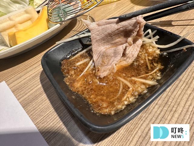 川田涮涮鍋|交通、菜單、評價,超完整懶人包!霜淇淋吃到飽的平價火鍋!交通、菜單、評價,超完整懶人包! 川田涮涮鍋梅花豬肉沾醬