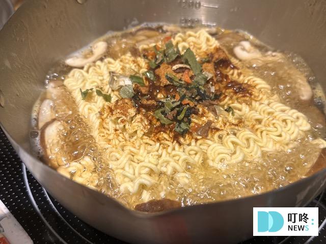 【不倒翁泡麵系列】開箱測評(附實拍圖)!原味金拉麵、起司、泡菜、韓式冬粉超完整試吃評價! 不倒翁泡麵金拉麵烹煮