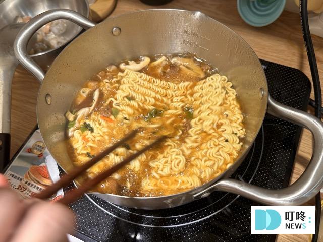 【不倒翁泡麵系列】開箱測評(附實拍圖)!原味金拉麵、起司、泡菜、韓式冬粉超完整試吃評價! 不倒翁泡麵金拉麵烹煮