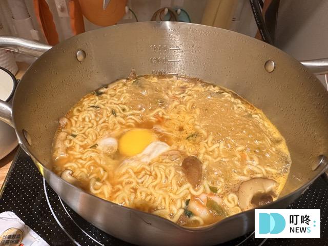【不倒翁泡麵系列】開箱測評(附實拍圖)!原味金拉麵、起司、泡菜、韓式冬粉超完整試吃評價! 不倒翁泡麵金拉麵烹煮