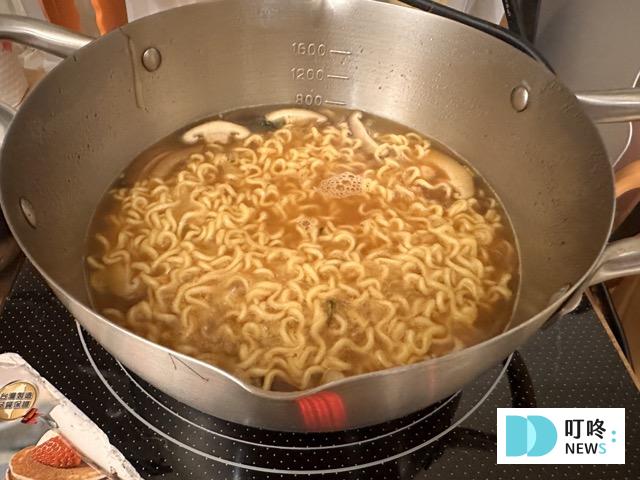 【不倒翁泡麵系列】開箱測評(附實拍圖)!原味金拉麵、起司、泡菜、韓式冬粉超完整試吃評價! 不倒翁泡麵起司烹煮