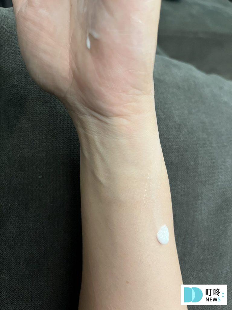 【AHC超能玻尿酸保濕肌亮乳液】 臉部開架乳液開箱:讓肌膚乖乖聽話 AHC超能玻尿酸保濕肌亮乳液|使用心得與評價
