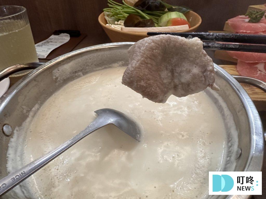 初殿鍋物|開箱評價、菜單、價格、交通、招牌牛奶鍋必點、魯肉飯超級好吃、中和必去火鍋店! 初殿鍋物_梅花豬肉川燙