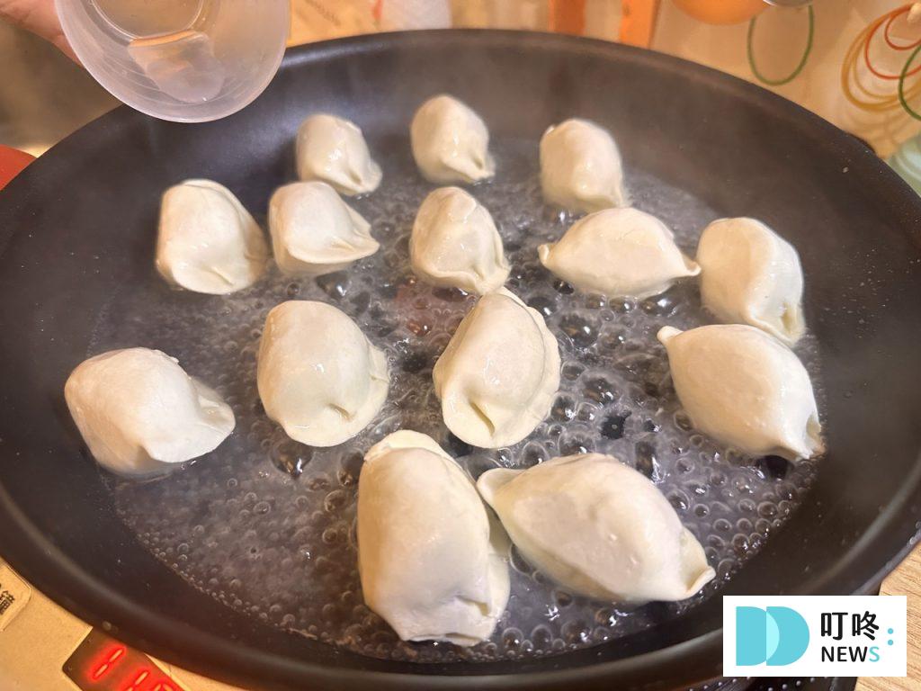 碧蓮水餃開箱|晶瑩剔透的表皮+整支蝦仁內餡!口味、價格、評價全攻略!冷凍水餃推薦 碧蓮水餃-加水煎2