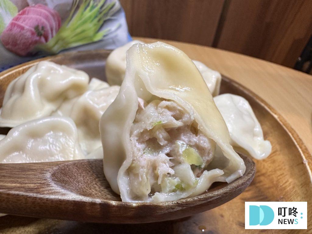 東門興記水餃開箱|林青霞愛店究竟吃起來如何?水餃口味、煮法、評價全攻略!冷凍水餃推薦 東門興記-白菜韭黃豬肉 沾內餡2