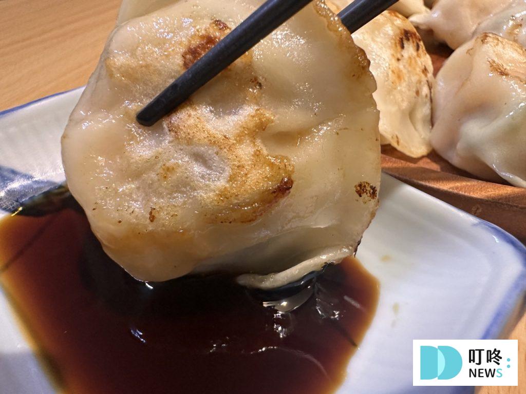 碧蓮水餃開箱|晶瑩剔透的表皮+整支蝦仁內餡!口味、價格、評價全攻略!冷凍水餃推薦 碧蓮水餃-綜合蝦煎餃沾醬油
