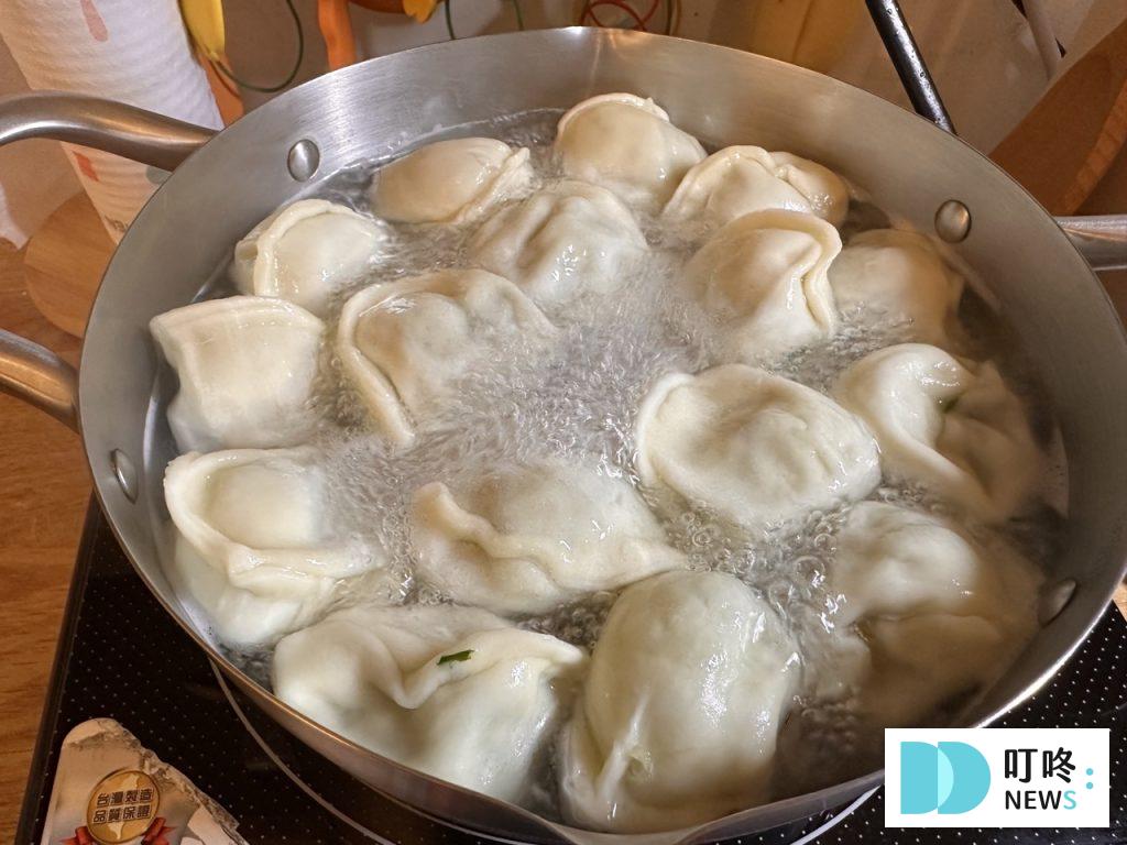 東門興記水餃開箱|林青霞愛店究竟吃起來如何?水餃口味、煮法、評價全攻略!冷凍水餃推薦 東門興記水餃-煮沸