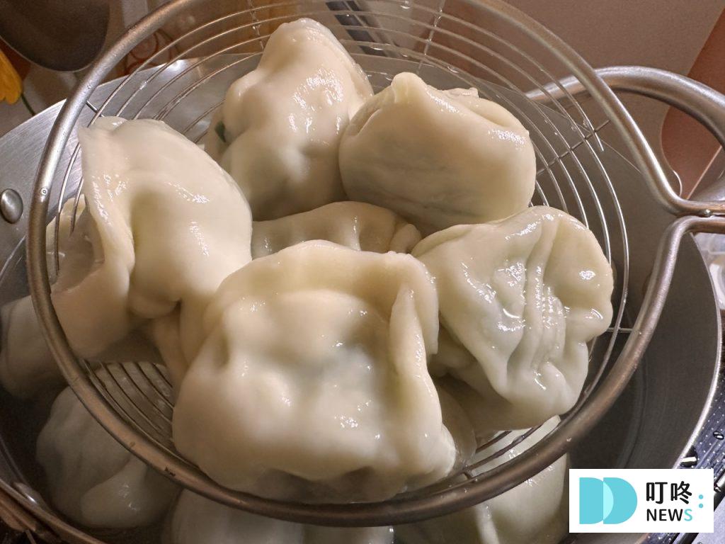 東門興記水餃開箱|林青霞愛店究竟吃起來如何?水餃口味、煮法、評價全攻略!冷凍水餃推薦 東門興記水餃-煮沸撈