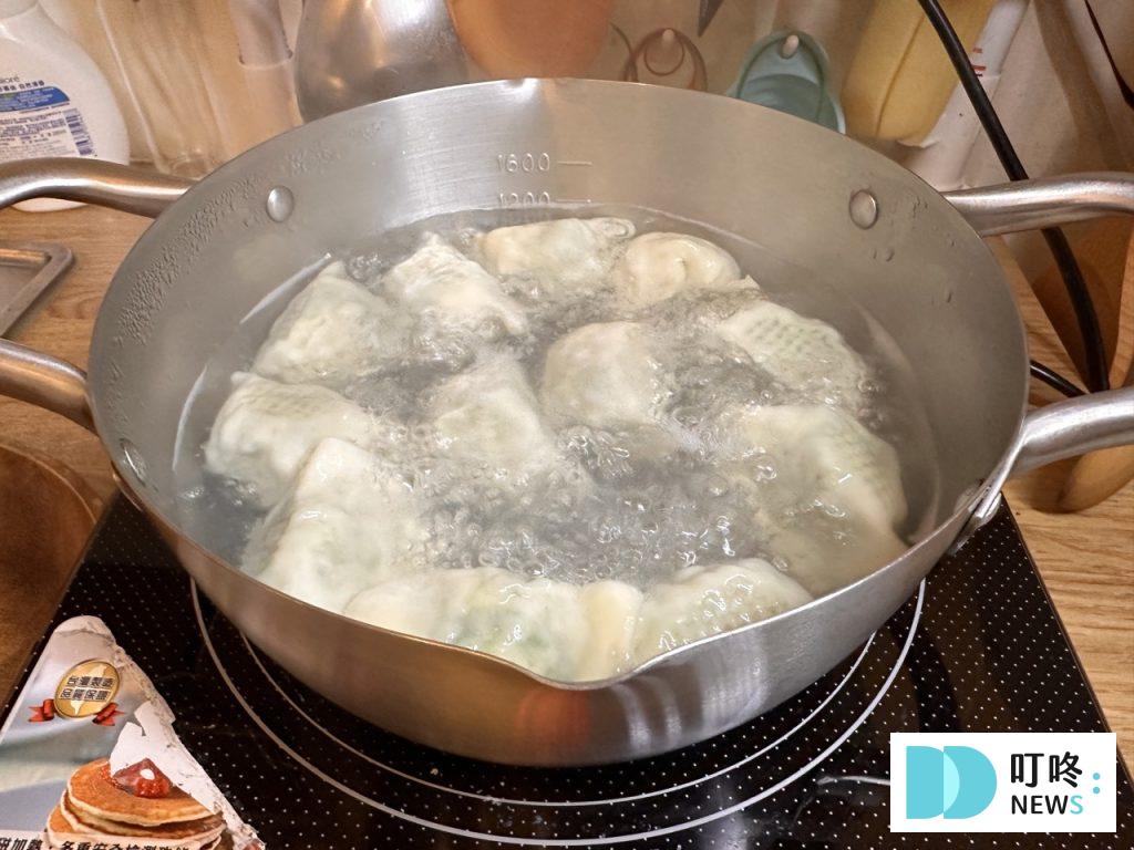 果貿吳媽家開箱|一顆15元的鮮蝦水餃是否值得購買?冷凍水餃推薦 果貿吳家水餃-煮沸