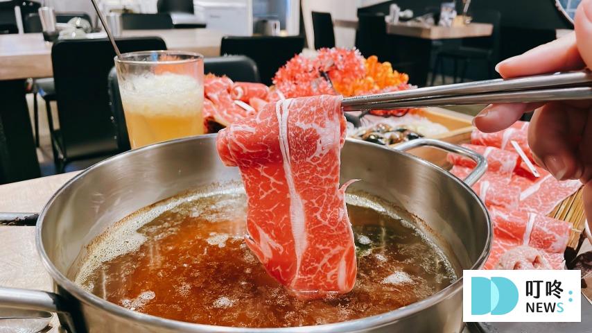 深紅汕頭鍋物|開箱無肉不歡純肉套餐,一人也能免費升級超級海陸饗宴。屠龍秘境專屬海鮮一把抓,優惠拿不完!#台中北屯火鍋 叮咚News|分享新奇與樂趣