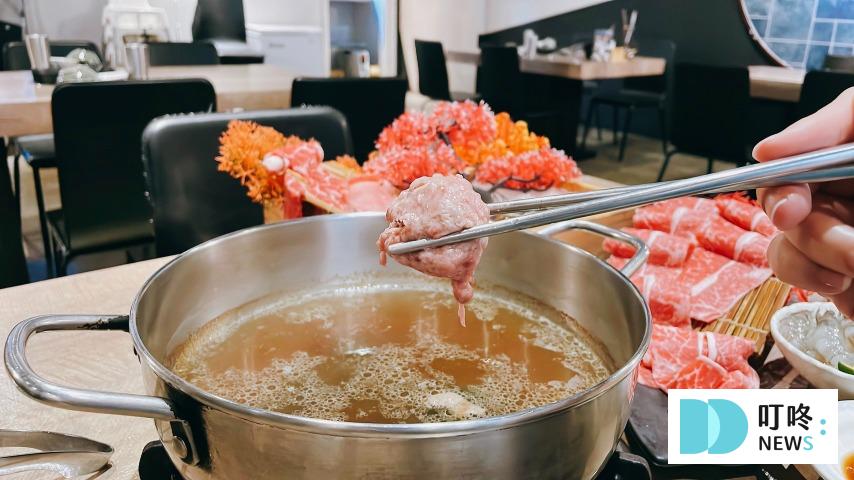 深紅汕頭鍋物|開箱無肉不歡純肉套餐,一人也能免費升級超級海陸饗宴。屠龍秘境專屬海鮮一把抓,優惠拿不完!#台中北屯火鍋 叮咚News|分享新奇與樂趣