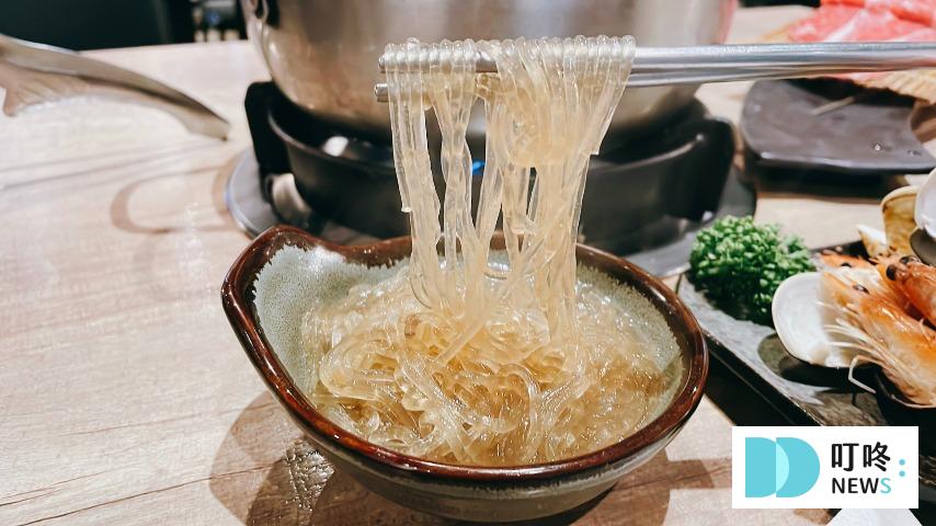 深紅汕頭鍋物|開箱無肉不歡純肉套餐,一人也能免費升級超級海陸饗宴。屠龍秘境專屬海鮮一把抓,優惠拿不完!#台中北屯火鍋 叮咚News|分享新奇與樂趣