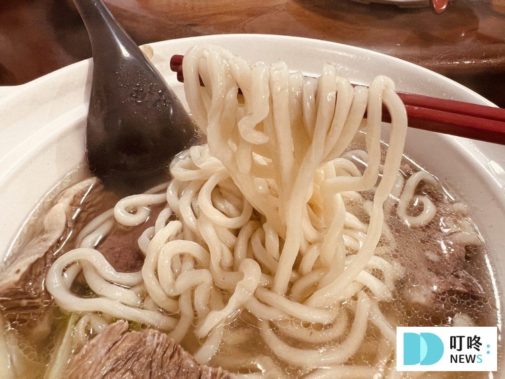 清真中國牛肉麵食館|台北必比登美食:嚴選台灣黃牛、小火萃煉的絕佳湯頭!大安牛肉麵推薦! 清真中國牛肉麵食館_清燉牛肉麵條
