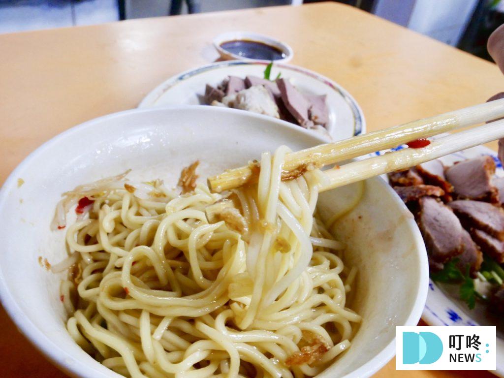 賣麵炎仔|台北必比登美食:銅板美食王者!$20 乾麵、$50 紅燒肉 飄香超過 80年的好味道! 賣麵炎仔_油麵2