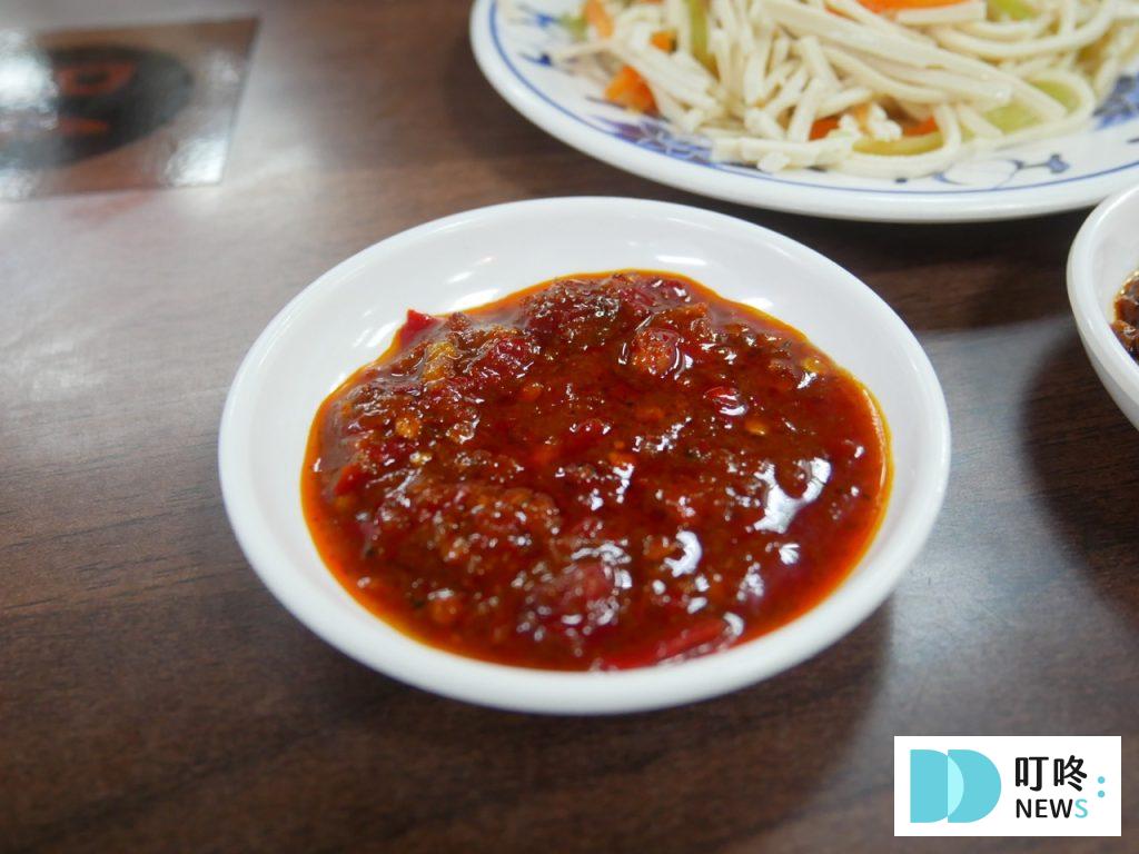 老山東牛肉麵|台北必比登美食:湯頭、牛肉、麵三者近乎完美!西門老字號牛肉麵開箱! 老山東牛肉麵_牛油辣椒2