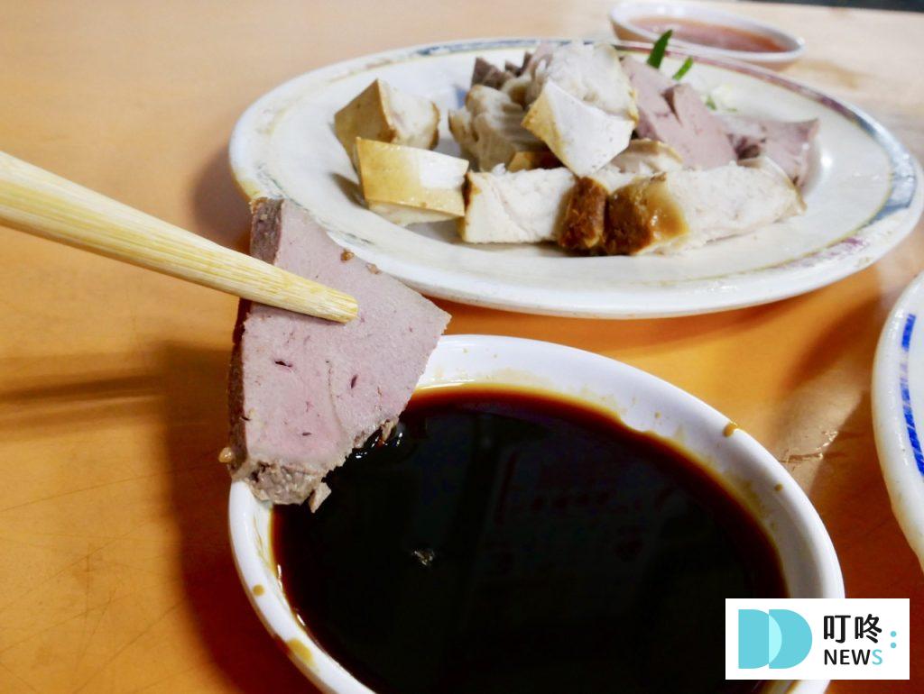 賣麵炎仔|台北必比登美食:銅板美食王者!$20 乾麵、$50 紅燒肉 飄香超過 80年的好味道! 賣麵炎仔_豬肝