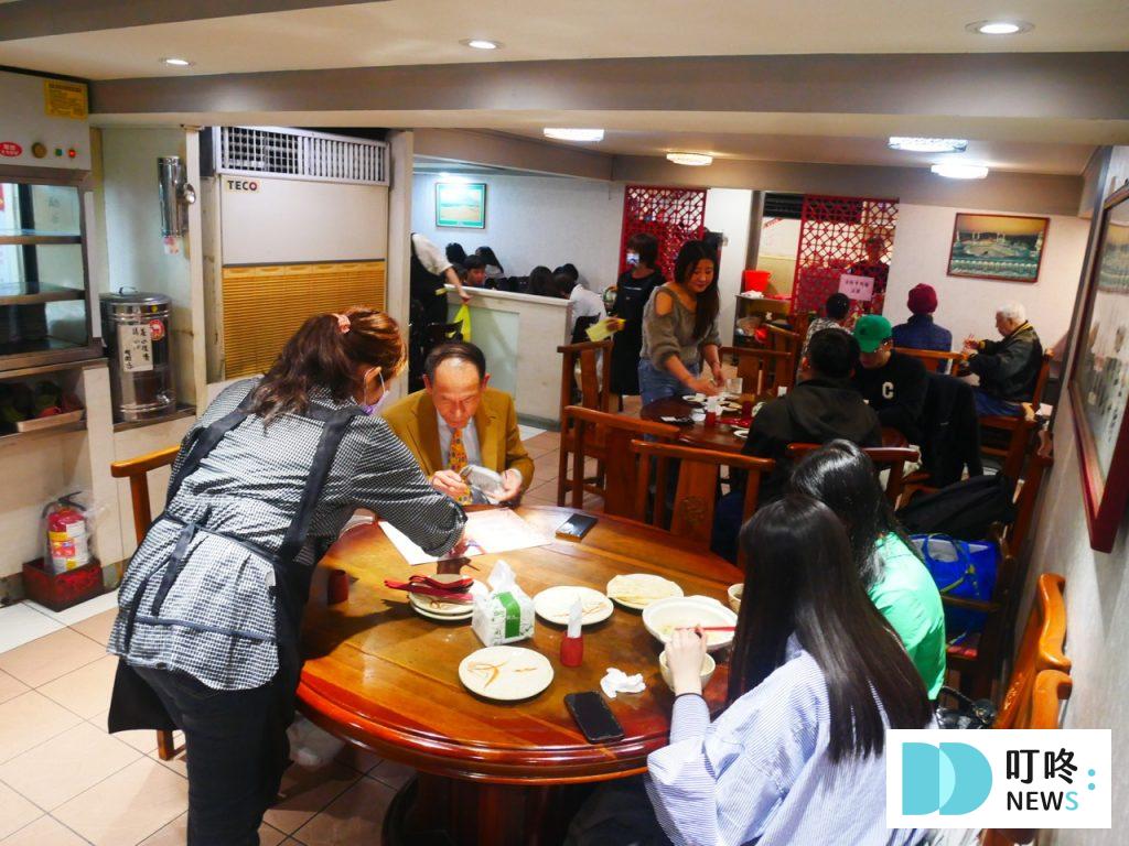 清真中國牛肉麵食館|台北必比登美食:嚴選台灣黃牛、小火萃煉的絕佳湯頭!大安牛肉麵推薦! 清真中國牛肉麵食館_內裝2