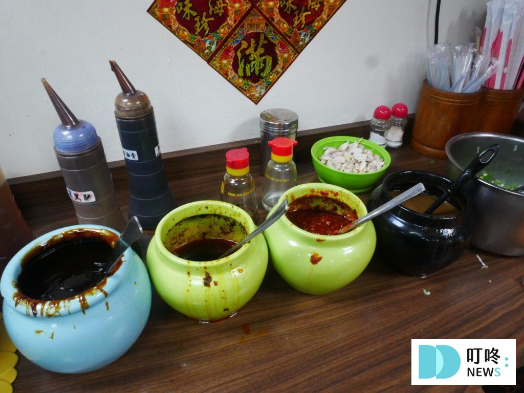 老山東牛肉麵|台北必比登美食:湯頭、牛肉、麵三者近乎完美!西門老字號牛肉麵開箱! 老山東牛肉麵_調味料