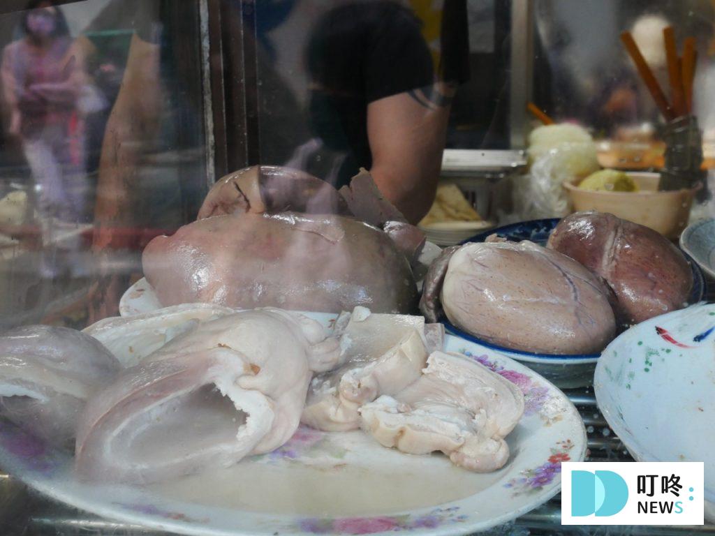 賣麵炎仔|台北必比登美食:銅板美食王者!$20 乾麵、$50 紅燒肉 飄香超過 80年的好味道! 賣麵炎仔_小菜
