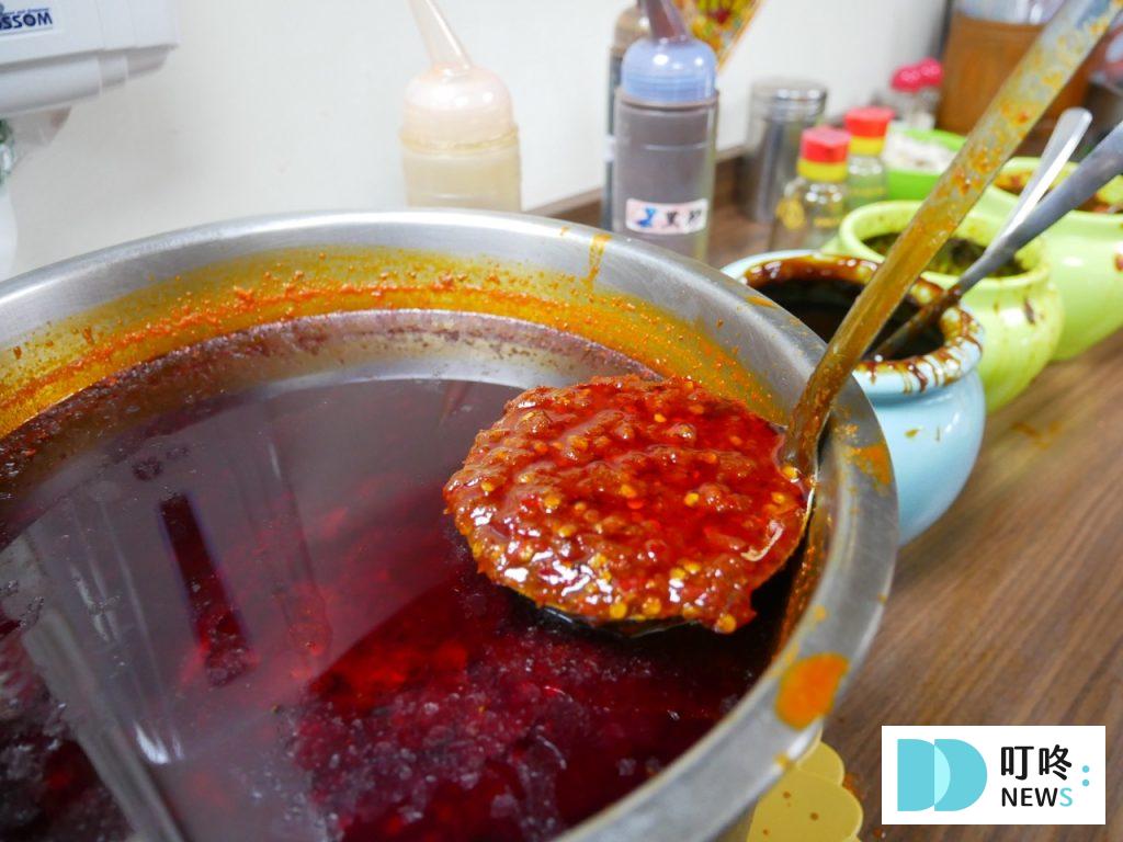 老山東牛肉麵|台北必比登美食:湯頭、牛肉、麵三者近乎完美!西門老字號牛肉麵開箱! 老山東牛肉麵_牛油辣椒