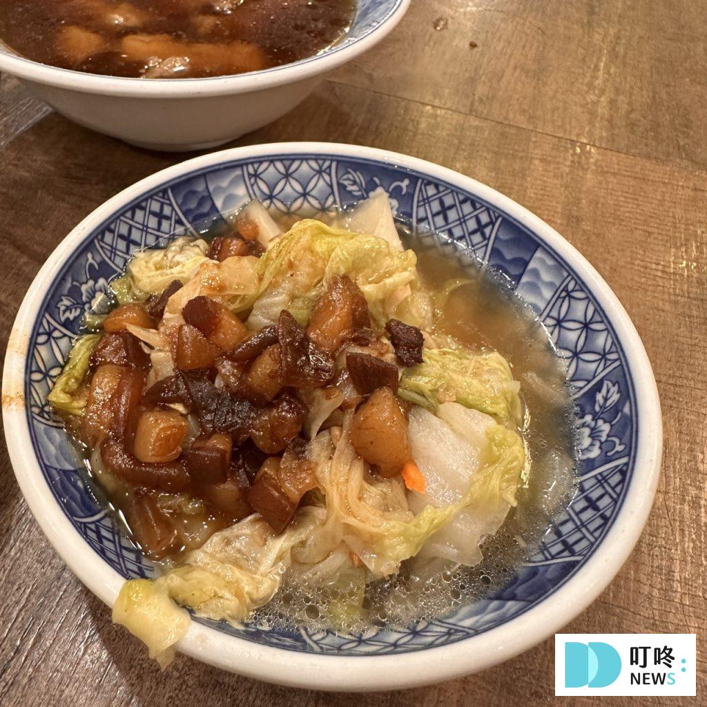 小王煮瓜|台北必比登美食:黑金滷肉飯、清湯瓜仔肉必點!華西街內排隊美食! 小王煮瓜_滷白菜
