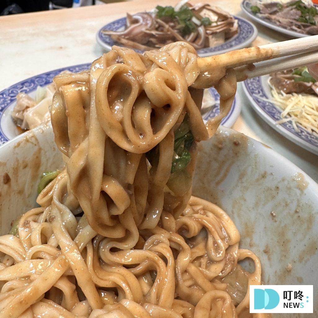 施家鮮肉湯圓| 台北必比登美食:飄香60年的銅板小吃!大橋頭必吃的傳統美食! 施家鮮肉湯圓_招牌麵攪拌2