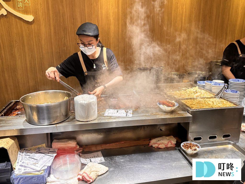 小王煮瓜|台北必比登美食:黑金滷肉飯、清湯瓜仔肉必點!華西街內排隊美食! 小王煮瓜_開放式廚房