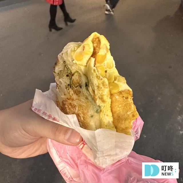 雄記蔥抓餅|台北必比登美食:外酥內軟的人氣銅板美食!必加玉米、九層塔、朝天椒! 雄記蔥抓餅-招牌蔥抓餅+玉米