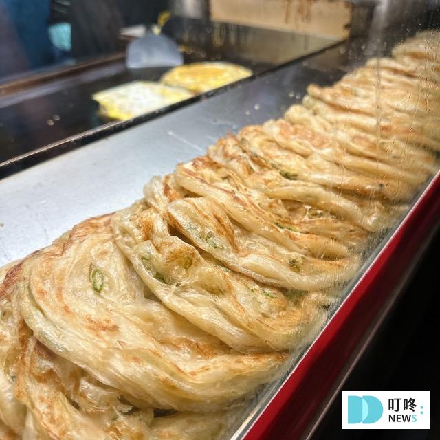 雄記蔥抓餅|台北必比登美食:外酥內軟的人氣銅板美食!必加玉米、九層塔、朝天椒! 雄記蔥抓餅-蔥油餅