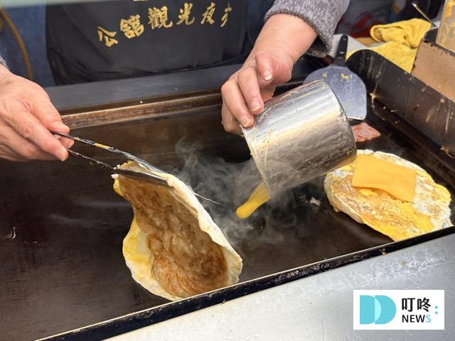 雄記蔥抓餅|台北必比登美食:外酥內軟的人氣銅板美食!必加玉米、九層塔、朝天椒! 雄記蔥抓餅-製作過程2
