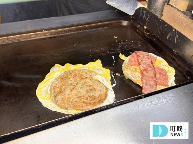 雄記蔥抓餅|台北必比登美食:外酥內軟的人氣銅板美食!必加玉米、九層塔、朝天椒! 雄記蔥抓餅-製作過程3