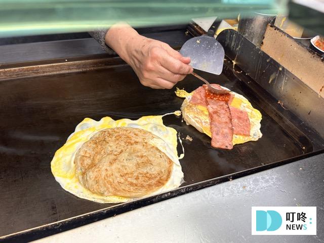 雄記蔥抓餅|台北必比登美食:外酥內軟的人氣銅板美食!必加玉米、九層塔、朝天椒! 雄記蔥抓餅-製作過程5