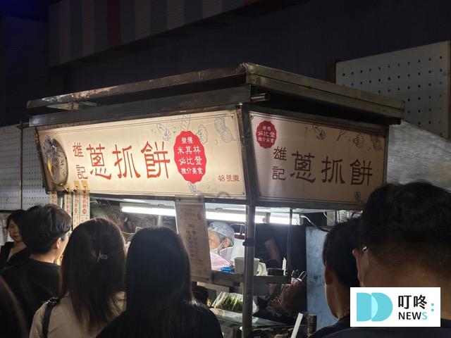 雄記蔥抓餅|台北必比登美食:外酥內軟的人氣銅板美食!必加玉米、九層塔、朝天椒! 雄記蔥抓餅-店家外觀