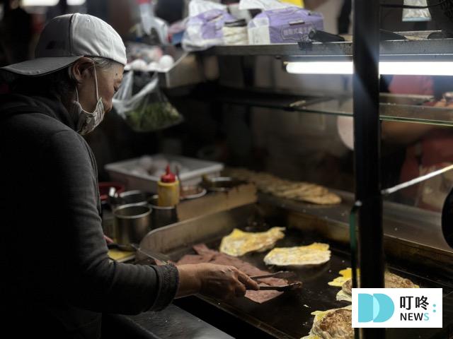 雄記蔥抓餅|台北必比登美食:外酥內軟的人氣銅板美食!必加玉米、九層塔、朝天椒! 雄記蔥抓餅-製作過程6