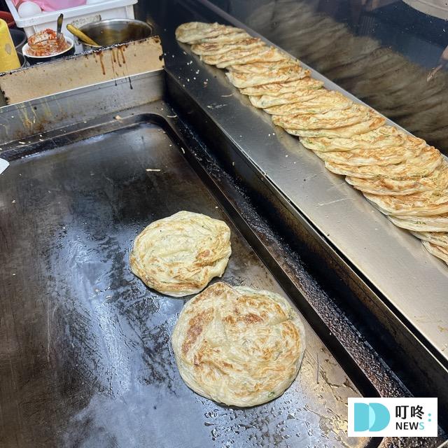 雄記蔥抓餅|台北必比登美食:外酥內軟的人氣銅板美食!必加玉米、九層塔、朝天椒! 雄記蔥抓餅-蔥油餅