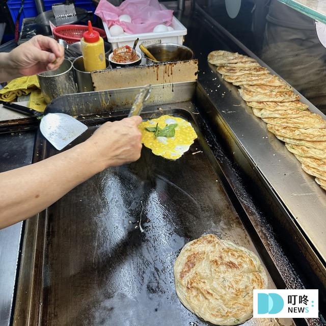 雄記蔥抓餅|台北必比登美食:外酥內軟的人氣銅板美食!必加玉米、九層塔、朝天椒! 雄記蔥抓餅-製作過程
