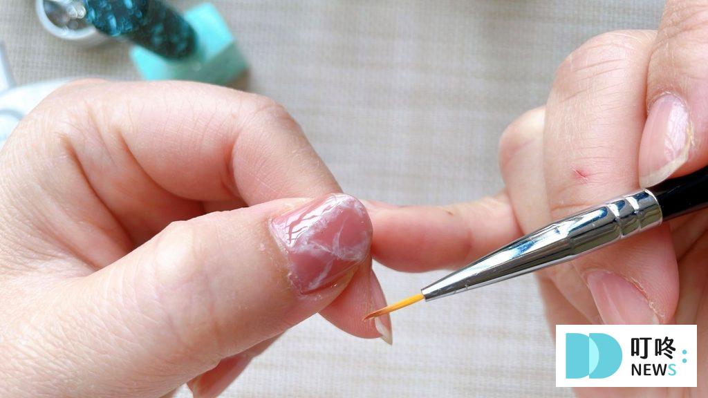 ALLOYA指甲油居家光療美甲開箱|可剝式光療美甲暈染教學,自已做出美甲沙龍般的透亮效果! 叮咚News|分享新奇與樂趣