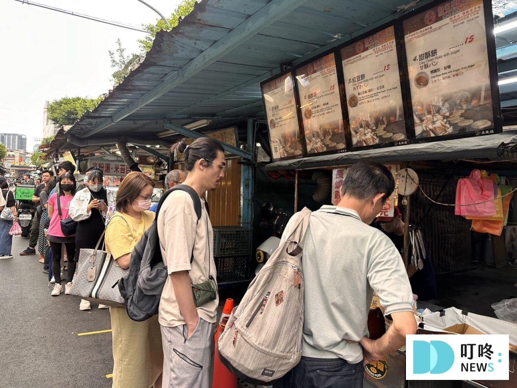 無名推車燒餅|台北必比登美食:大推長燒餅、紅豆餅!15元銅板價夜市美食! 無名推車燒餅-店家外觀