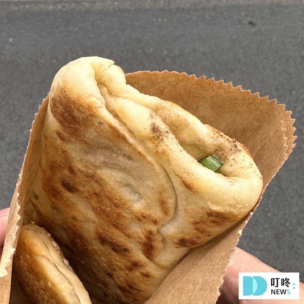 無名推車燒餅|台北必比登美食:大推長燒餅、紅豆餅!15元銅板價夜市美食! 無名推車燒餅-長燒餅