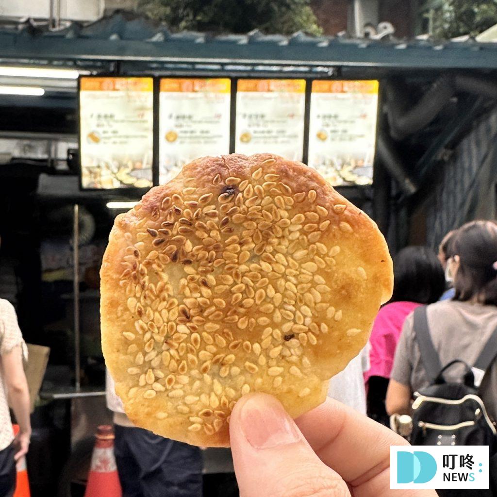 無名推車燒餅|台北必比登美食:大推長燒餅、紅豆餅!15元銅板價夜市美食! 無名推車燒餅-鹹酥餅