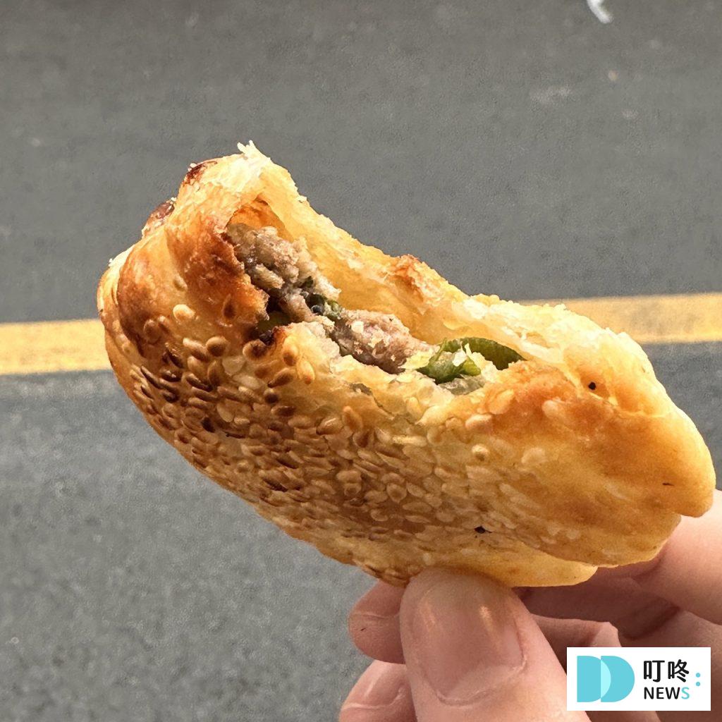 無名推車燒餅|台北必比登美食:大推長燒餅、紅豆餅!15元銅板價夜市美食! 無名推車燒餅-鹹酥餅2