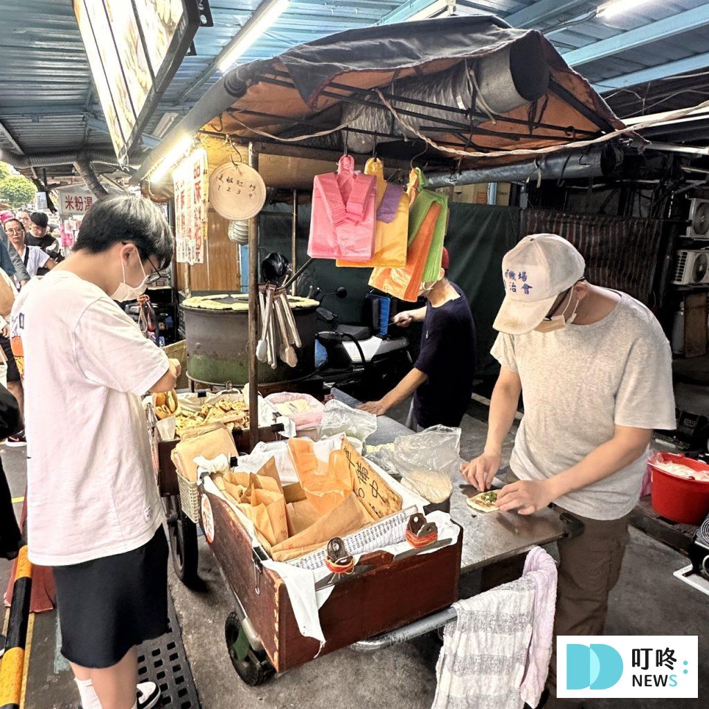 無名推車燒餅|台北必比登美食:大推長燒餅、紅豆餅!15元銅板價夜市美食! 無名推車燒餅-店家外觀