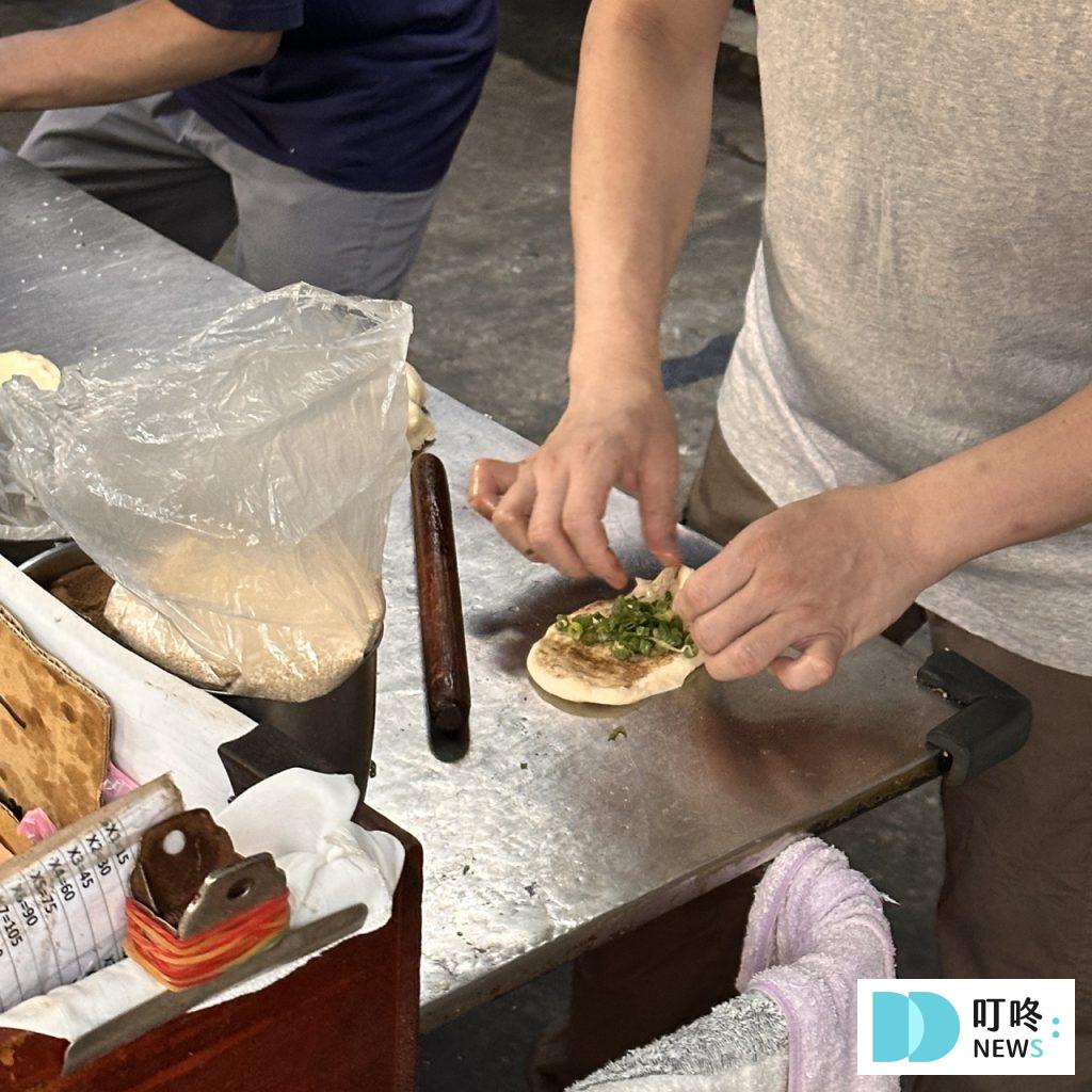 無名推車燒餅|台北必比登美食:大推長燒餅、紅豆餅!15元銅板價夜市美食! 無名推車燒餅-製作